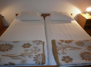 Apartment (Two Bedroom Apartment with Balcony an) | 6 Schlafzimmer, kostenloses WLAN