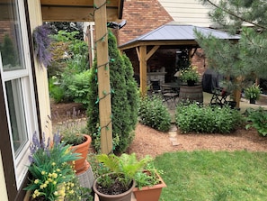 Outdoor dining - Lavender Cabin (Thamesford)