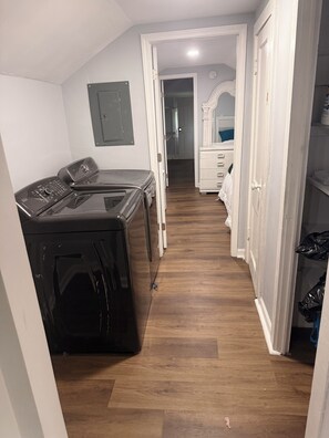 Interior - Lovely 2-bedroom bungalow with AC in vibrant Memphis midtown neighborhood. (Memphis)