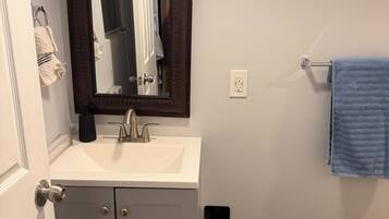 Haartrockner, Handtücher, Seife, Toilettenpapier
