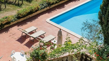 Piscina all'aperto, ombrelloni da piscina, lettini
