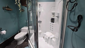 Un baño con ducha de vidrio, inodoro y lavamanos.