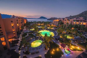 Ein Resort mit mehreren Gebäuden, einem Swimmingpool und Blick auf das Meer.