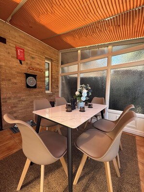 Dining - Peaceful getaway in Milton keynes w/ Hot tub+firepit. Bring you furry friends! (Downs Barn)