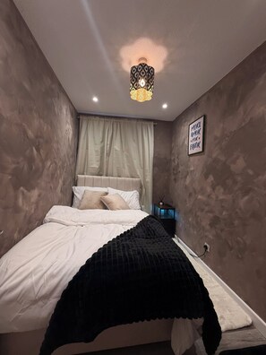 Room - Peaceful getaway in Milton keynes w/ Hot tub+firepit. Bring you furry friends! (Downs Barn)