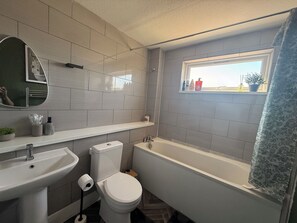 Bathroom - Peaceful getaway in Milton keynes w/ Hot tub+firepit. Bring you furry friends! (Downs Barn)