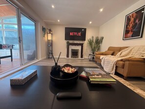 Living area - Peaceful getaway in Milton keynes w/ Hot tub+firepit. Bring you furry friends! (Downs Barn)