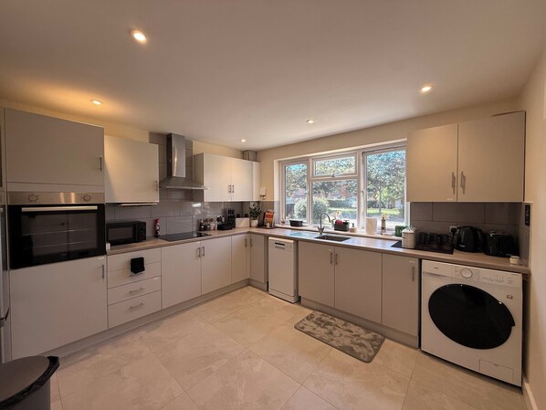 Private kitchen - Peaceful getaway in Milton keynes w/ Hot tub+firepit. Bring you furry friends! (Downs Barn)