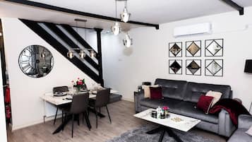 House, 3 Bedrooms, Fireplace | Living room