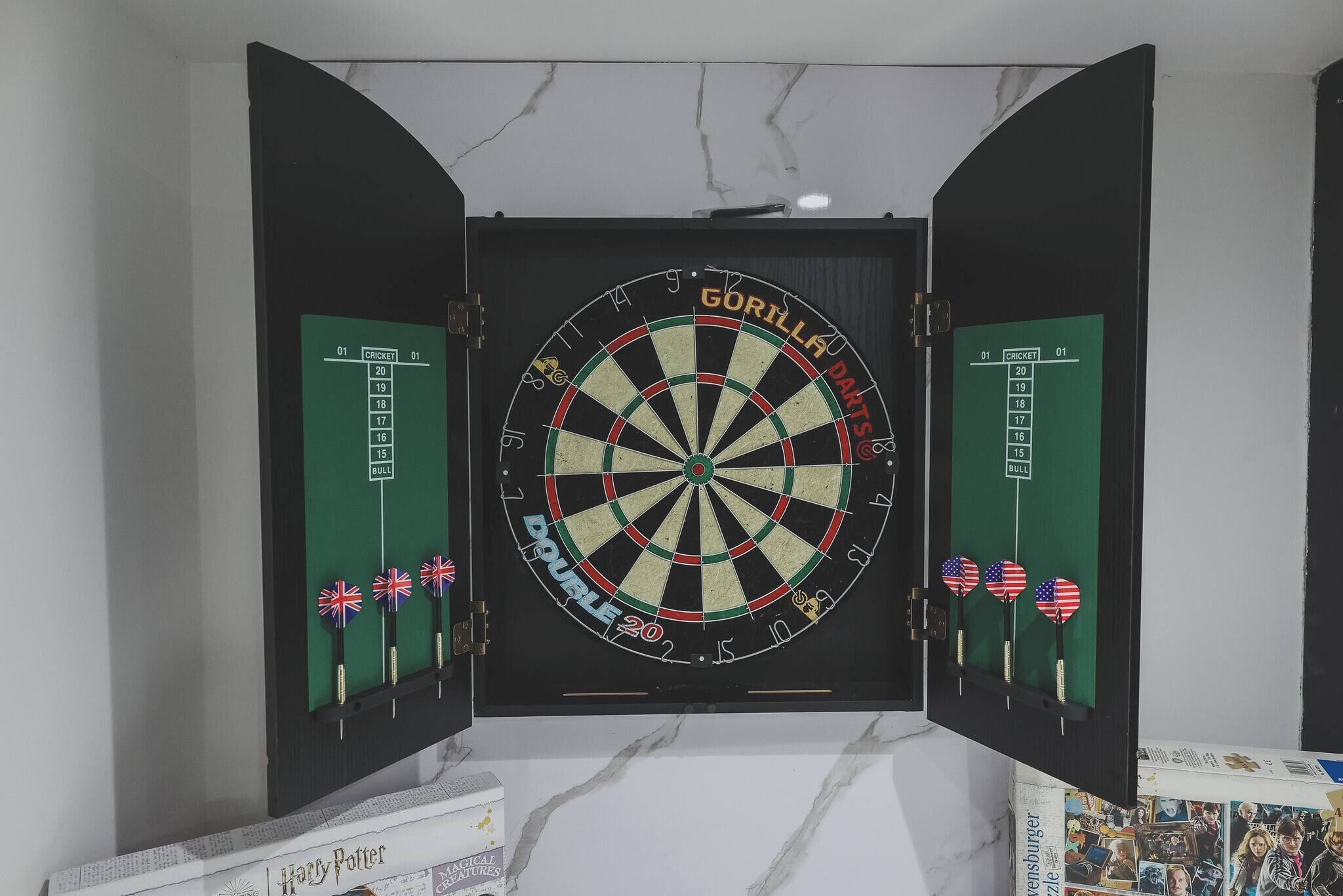 Eine Dartscheibe mit den Aufschriften 'Gorilla Darts' und 'Double 20', einem 'Bull'-Feld und Dartpfeilen im Stil der amerikanischen Flagge.