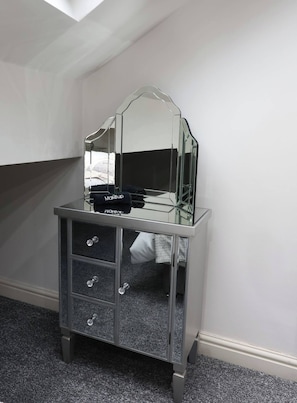 House, 3 Bedrooms, Fireplace | Interior - Contactors Welcome - Wifi - Games Room & Air Con (Bradford)