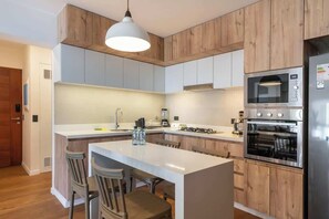 Coffee/tea maker, fridge, microwave, oven - Geko l Astounding 2BR w/ Parking in Miraflores (Miraflores)