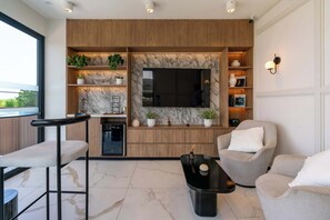 TV, offices - Geko l Gleaming 1BR w/Balcony in San Isidro (San Isidro)