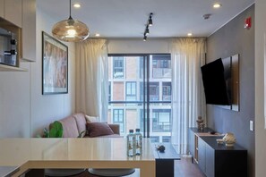 TV, offices - Geko | Modern 2BR w/Balcony & Pool in Miraflores (Miraflores)