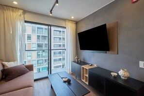 TV, offices - Geko | Modern 2BR w/Balcony & Pool in Miraflores (Miraflores)