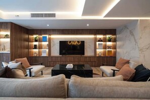TV, offices - Geko | Stunning 1BR w/ Pool by the Malecón (Miraflores)