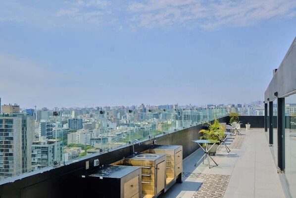 Outdoor dining - Geko| Bright 3BR with Balcony and natural view (Barranco)