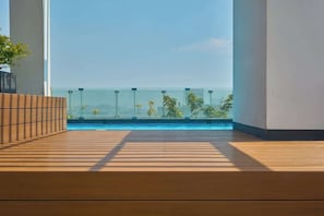 Pool - Geko| Bright 3BR with Balcony and natural view (Barranco)