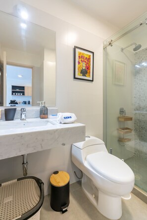 Dusche, Haartrockner, Shampoo