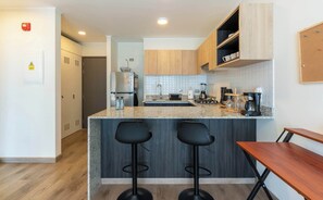 Wasserkocher mit Kaffee-/Teezubehör, Kühlschrank, Mikrowelle, Ofen