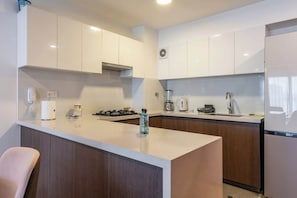 Coffee/tea maker, fridge, microwave, oven - Geko| Richly-Toned 3BR near Larcomar in Miraflores (Miraflores)