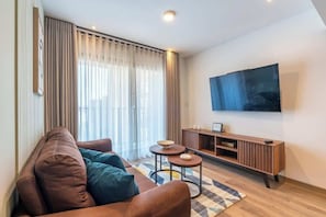 TV, offices - Geko| Richly-Toned 3BR near Larcomar in Miraflores (Miraflores)