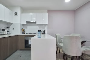 Wasserkocher mit Kaffee-/Teezubehör, Kühlschrank, Mikrowelle, Ofen