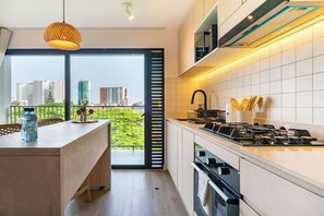 Wasserkocher mit Kaffee-/Teezubehör, Kühlschrank, Mikrowelle, Herdplatte