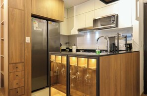Wasserkocher mit Kaffee-/Teezubehör, Kühlschrank, Mikrowelle, Ofen