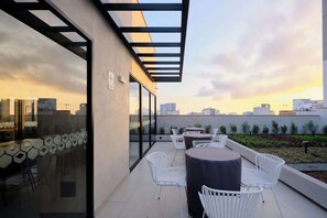 Outdoor dining - Geko | Lively 2BR w/Balcony & AC in Miraflores (Miraflores)