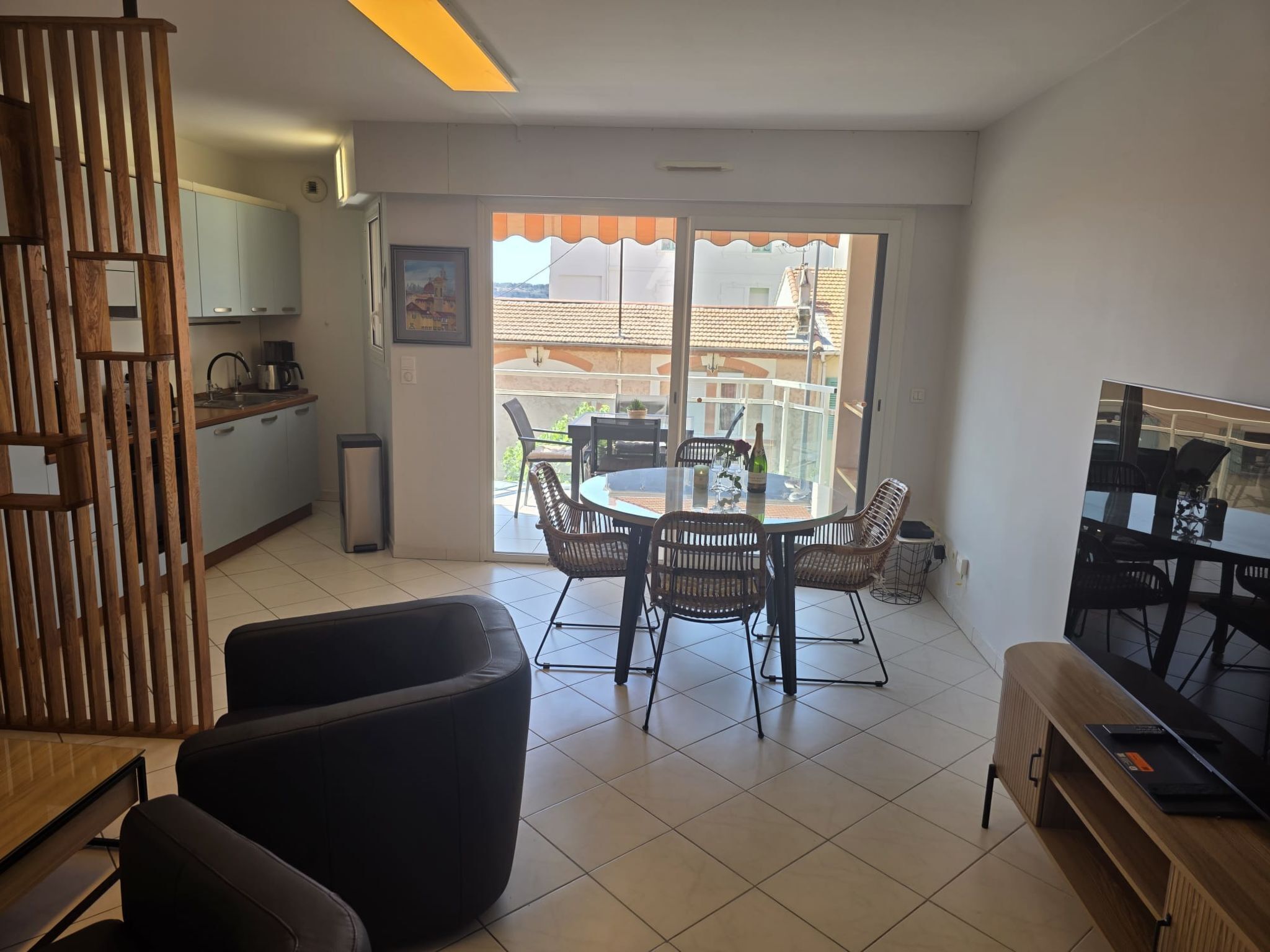 Una sala de estar moderna con comedor, cocina y balcón con vistas.