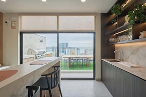Wasserkocher mit Kaffee-/Teezubehör, Kühlschrank, Mikrowelle, Ofen