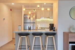 Wasserkocher mit Kaffee-/Teezubehör, Kühlschrank, Mikrowelle, Ofen