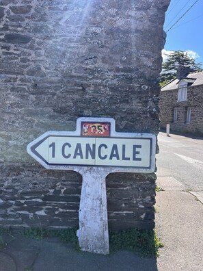 A directional sign with '1 CANCALE' pointing to the left. - The Fenced-In Garden of Cancale (Cancale)