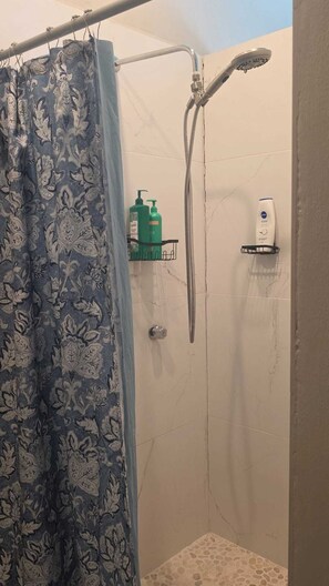 Bruser, hårtørrer, håndklæder, Toiletpapir