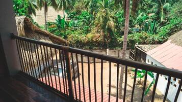 Deluxe Suite, Balcony, Courtyard View | Property grounds