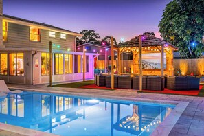Outdoor pool - The TIKI Experience - Pool, Pickleball, Theater (Seminole)