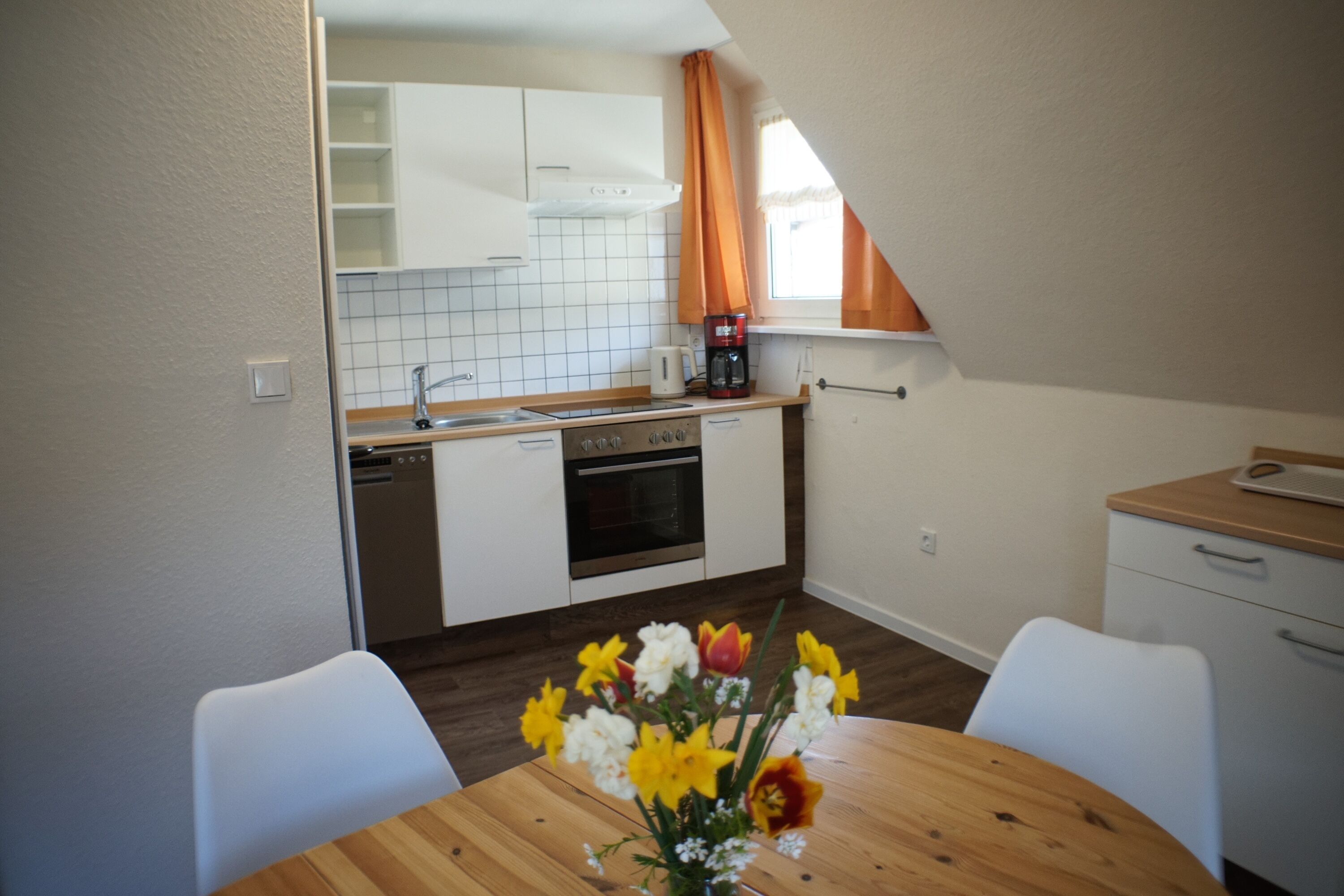 Wasserkocher mit Kaffee-/Teezubehör, Kühlschrank, Mikrowelle, Ofen