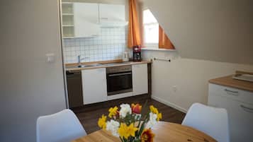 Wasserkocher mit Kaffee-/Teezubehör, Kühlschrank, Mikrowelle, Ofen