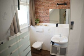 Regadera, toallas, papel de baño 