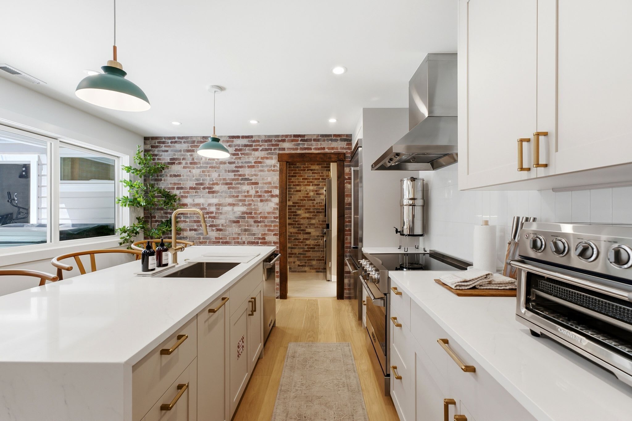 Coffee/tea maker, fridge, oven, stovetop