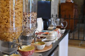 Free daily buffet breakfast - L'Écurie Gourmande (Thaon)