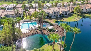 Zona residencial amb cases, una piscina i un camp de golf.