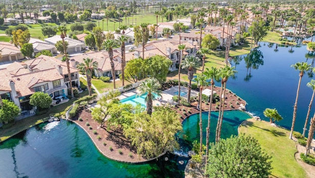 Zona residencial amb diverses cases, una piscina i un camp de golf.
