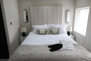 Bungalow, 1 Bedroom, Fireplace | 2 bedrooms - White Bungalow With 75" Tv, Air Con, Air Hockey (Bradford)