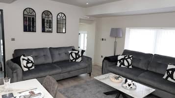 Bungalow, 1 Bedroom, Fireplace | Living room