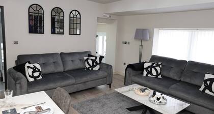 White Bungalow With 75" Tv, Air Con, Contractors