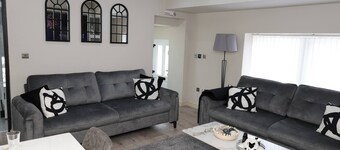 White Bungalow With 75" Tv, Air Con, Contractors
