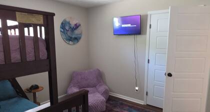 Enjoyable 2-bedroom house with boat dock across from Cranberrys.