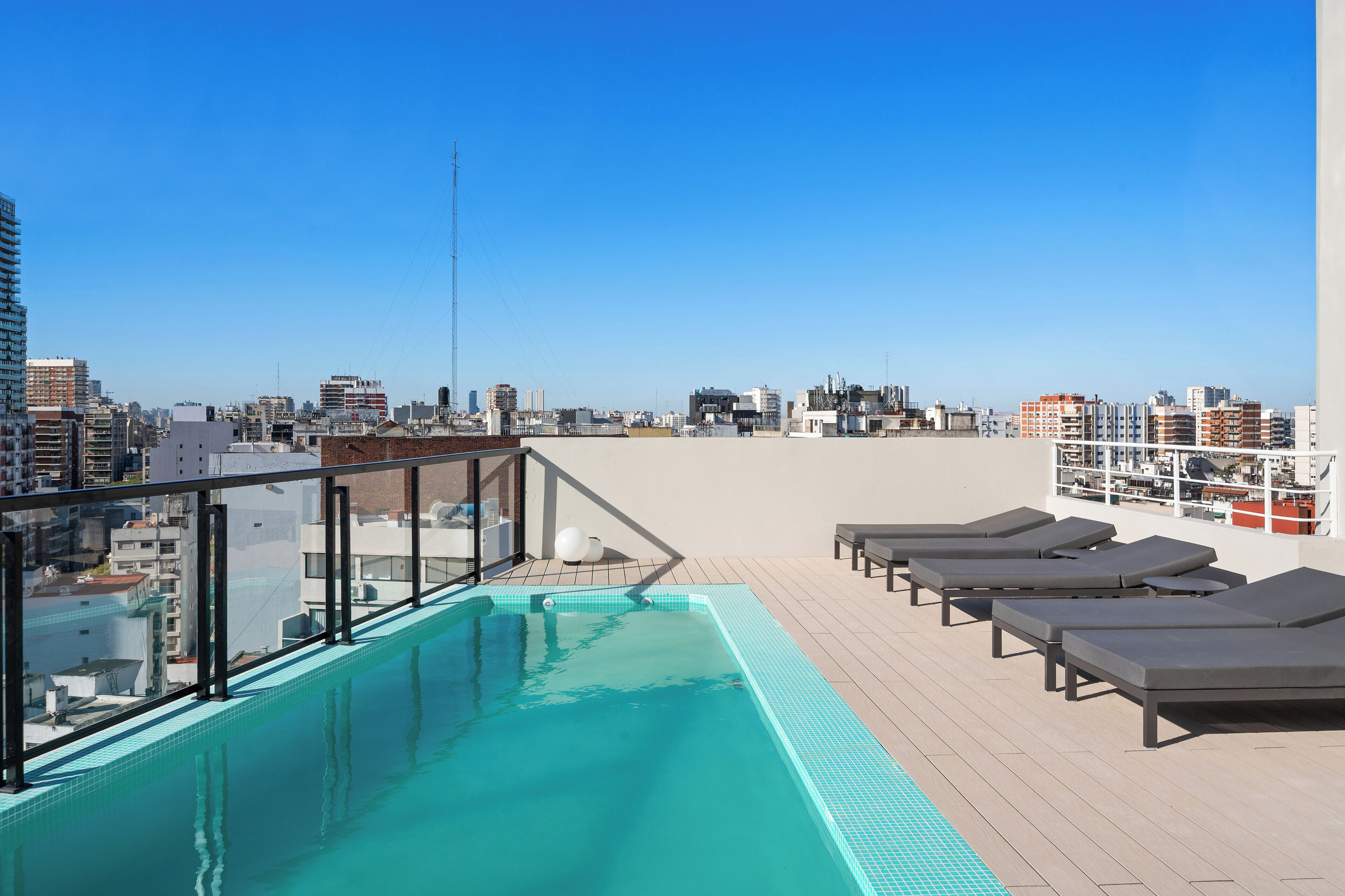 Una piscina al aire libre de temporada